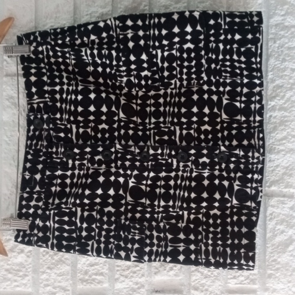 Nautica sz 6 black and white pattern mini skirt, buttons up the front, pockets